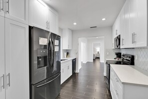 Fridge, microwave, oven, stovetop - Villa Coastal Cove Sparkling Pool Close to Beach BBQ En-Suite (Boca Raton)