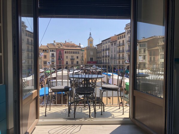 Interior - Apartaments Vicus 3, with views of the Plaza Mayor de Vic (Vic)