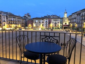 Outdoor dining - Apartaments Vicus 3, with views of the Plaza Mayor de Vic (Vic)
