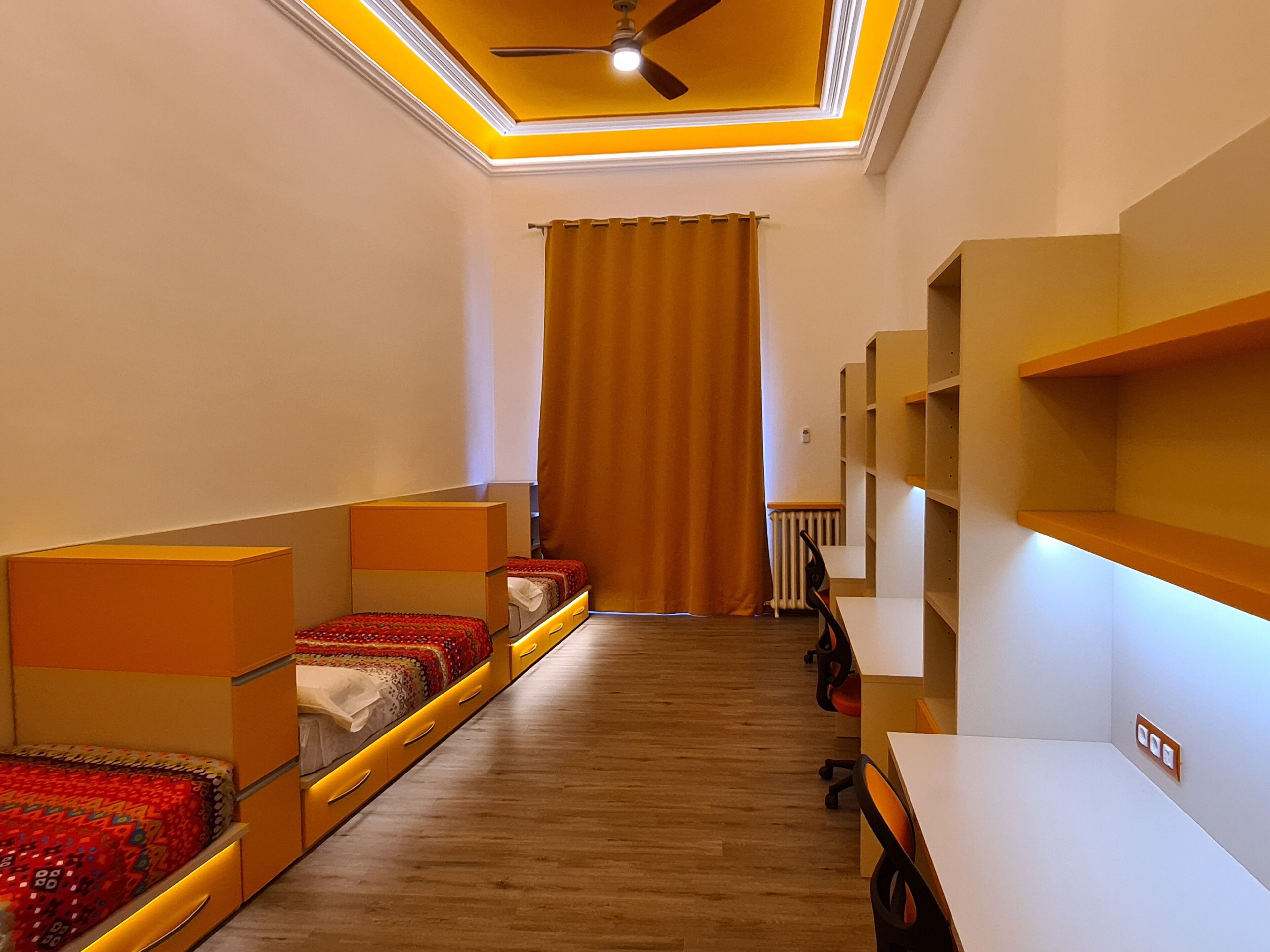 4 slaapkamers, een bureau, geluiddichte muren