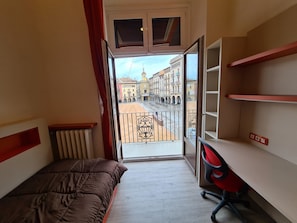 4 chambres, bureau, chambres insonorisées, fer et planche à repasser