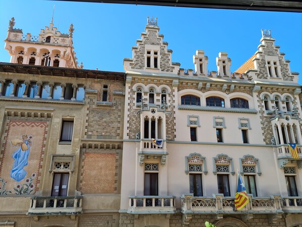 A historic building with ornate architectural details, including multiple balconies and decorative statues. - Vicus 3 Apartments, with a view of Vic's Plaza Mayor (Vic)