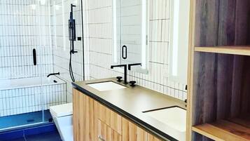Combined shower/tub, towels, toilet paper