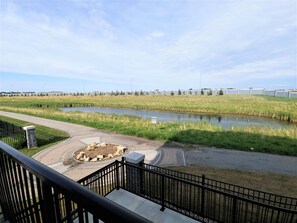 Property grounds - Serene 2 bedroom condo with balcony and lakeview plus Free Parking (Winnipeg)