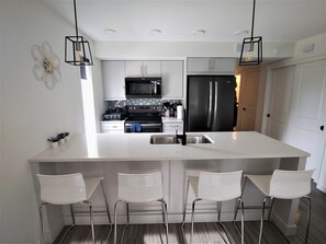 Fridge, microwave, oven, stovetop - Serene 2 bedroom condo with balcony and lakeview plus Free Parking (Winnipeg)