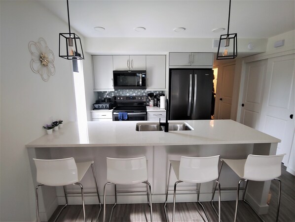 Réfrigérateur, four à micro-ondes, un four, surface de cuisson