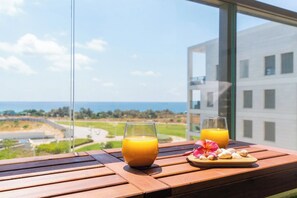 Outdoor dining - Vibrant Seaside Stay with Balcony (Nahariya)