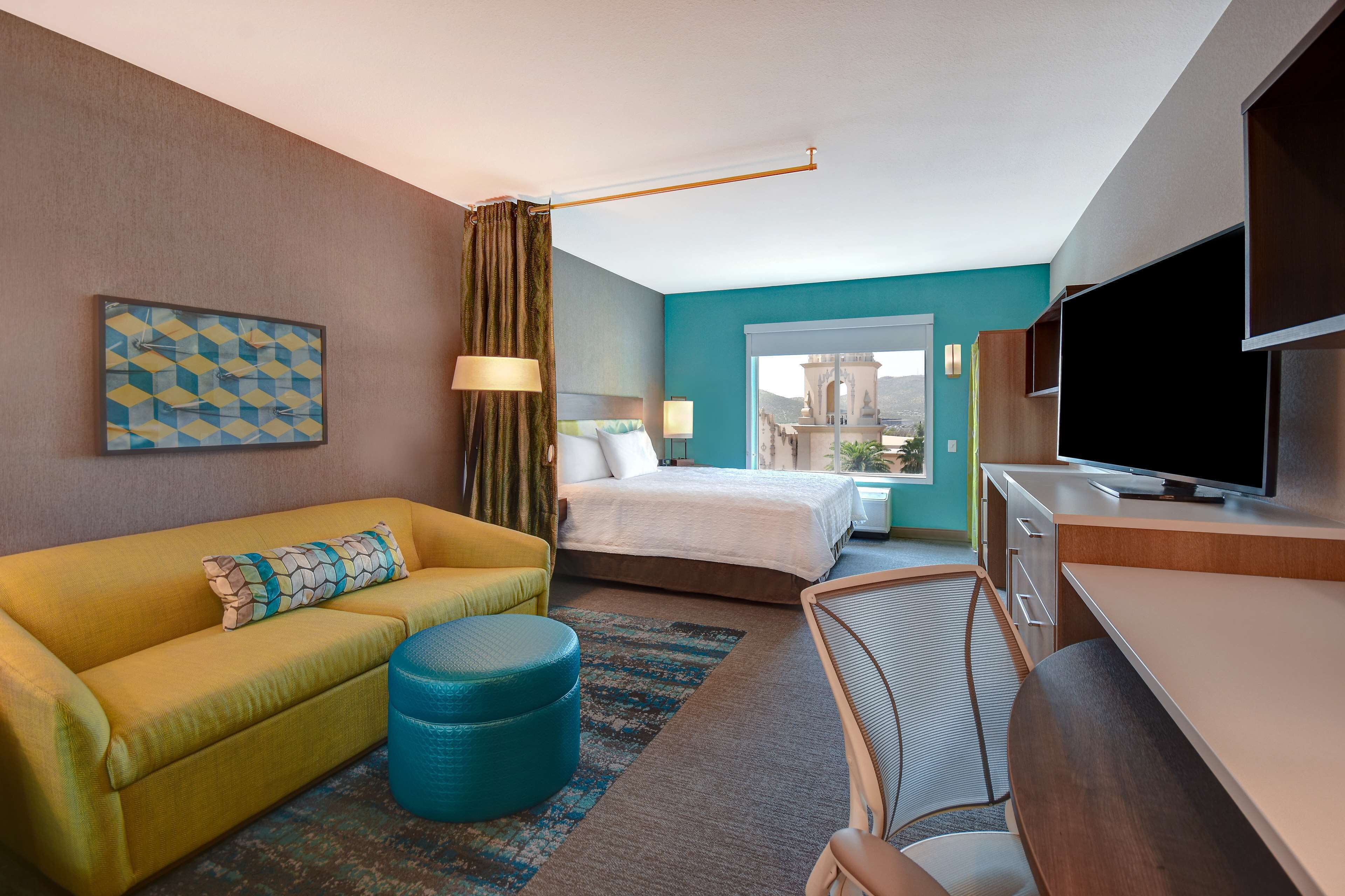 Studio suite, 1 kingsize bed (Landmark View) | Woonruimte | Een 55-inch ledtelevisie met kabelzenders, televisie en Netflix