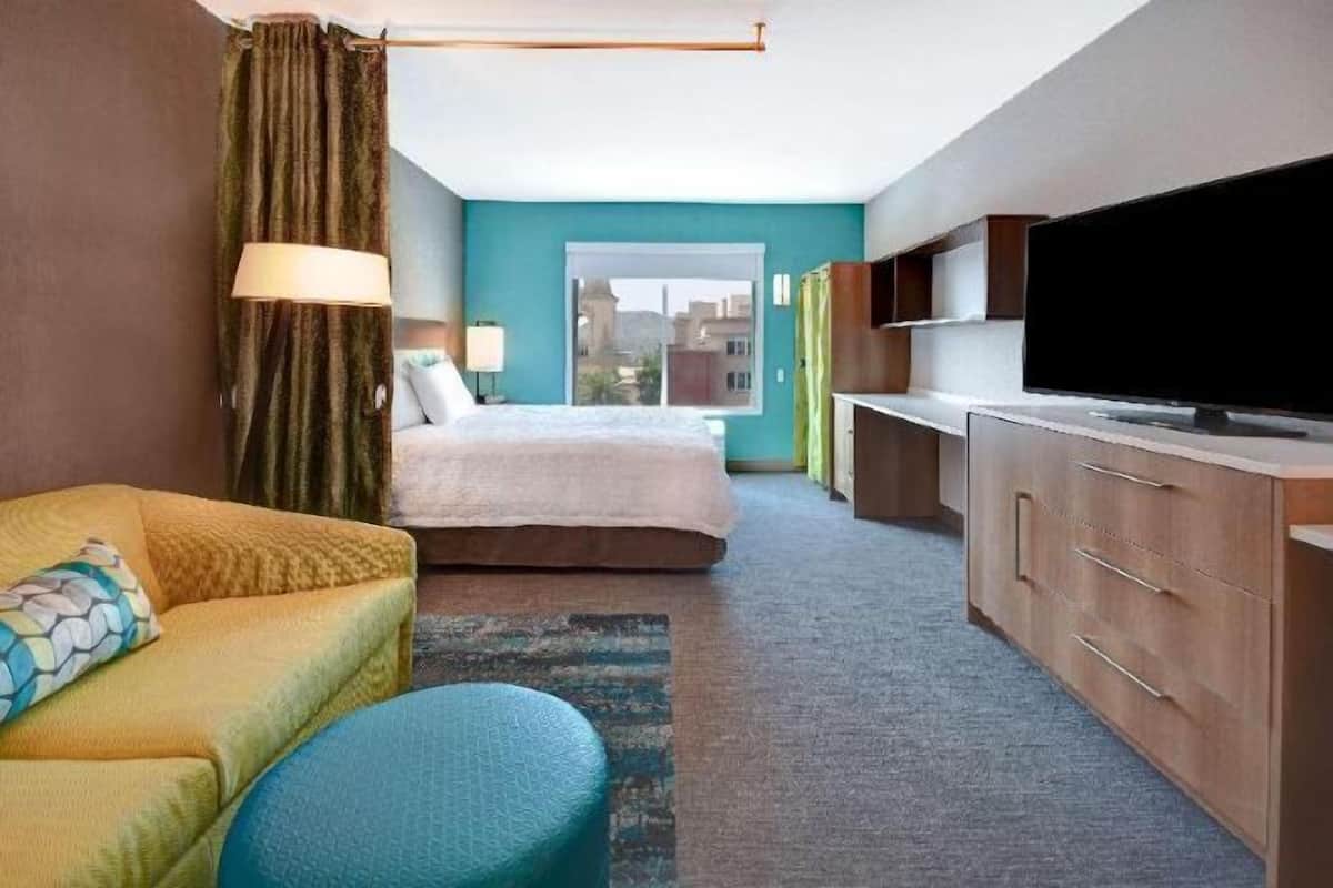 Escritorio, espacio para trabajar con un portátil, cortinas opacas