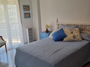 3 bedrooms, bed sheets - 166-FORMENTOR LUXE. Two-Bedroom Apartment with Sea View (Salou)