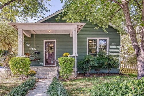 Southern Charm: Minutes away from downtown w/a cozy porch swing