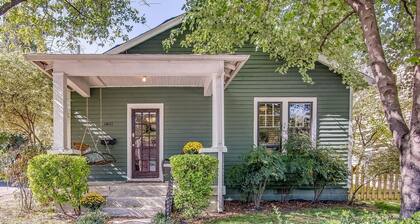 Southern Charm: Minutes away from downtown w/a cozy porch swing