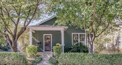 Southern Charm: Minutes away from downtown w/a cozy porch swing