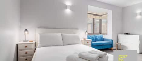 1 habitación, escritorio y tabla de planchar con plancha