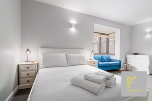 Desk, iron/ironing board, Internet, bed sheets