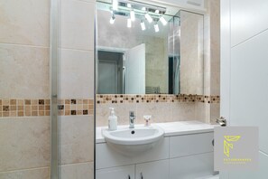 Shower, hair dryer, towels