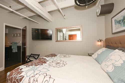 Downtown Cleveland Loft - Lake Views w/Private Rooftop!