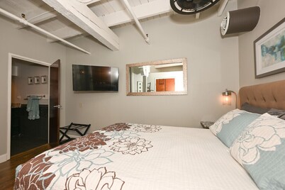 Downtown Cleveland Loft - Lake Views w/Private Rooftop!