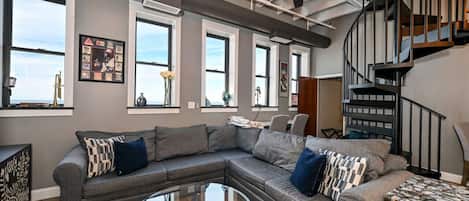 تلفزيون ذكي، ألعاب فيديو، مشغل دي في دي، كُتُب