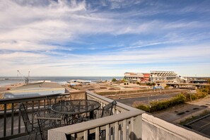 Outdoor dining - Downtown Cleveland Loft - Lake Views w/Private Rooftop! (Cleveland)