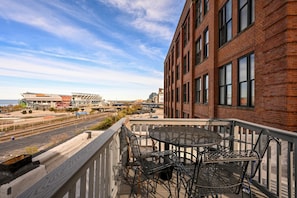 Outdoor dining - Downtown Cleveland Loft - Lake Views w/Private Rooftop! (Cleveland)