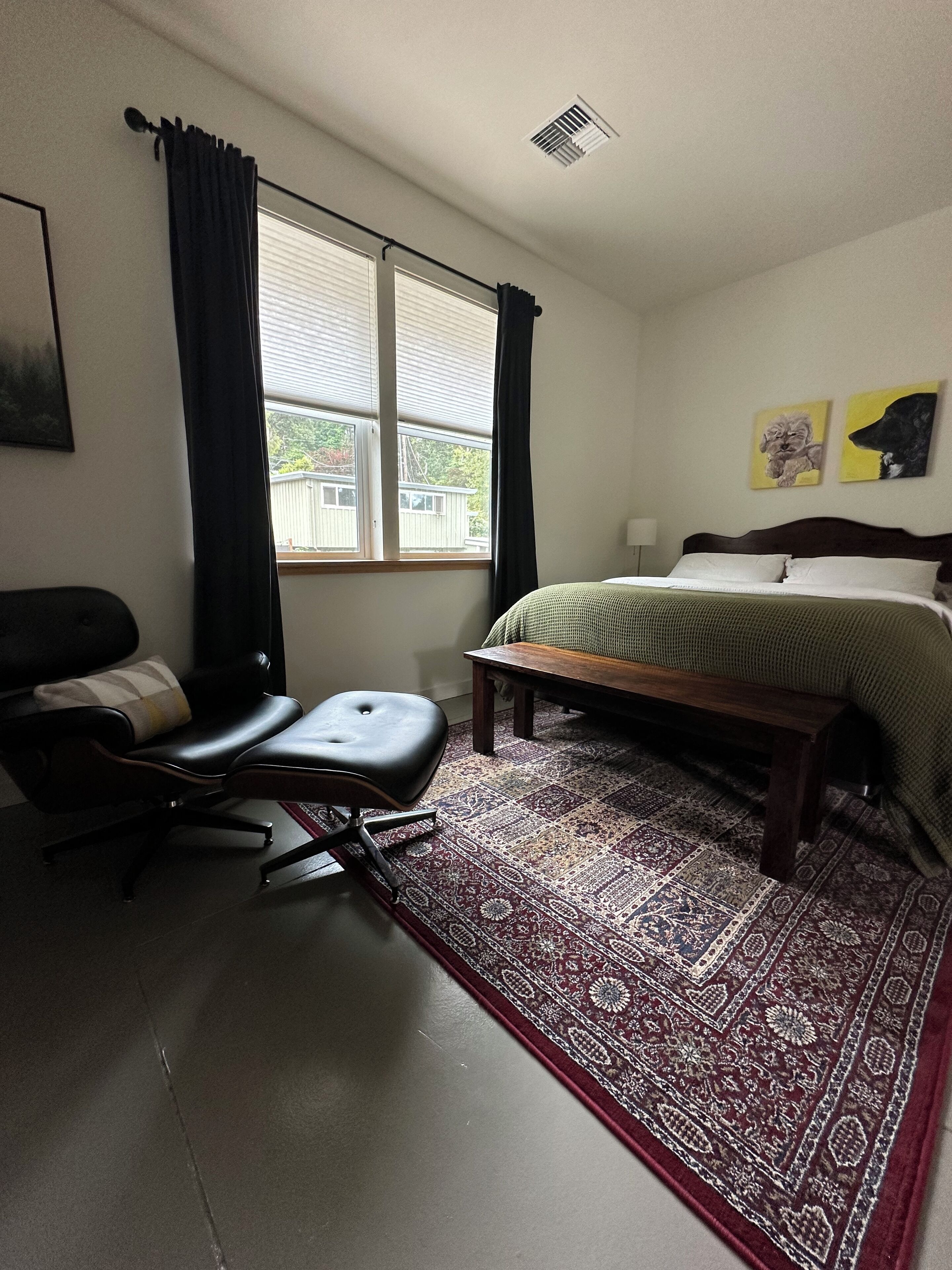 5 min Drive to Campus - Black Door Studio -