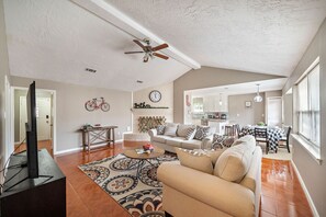 TV connectée, cheminée, espaces bureaux