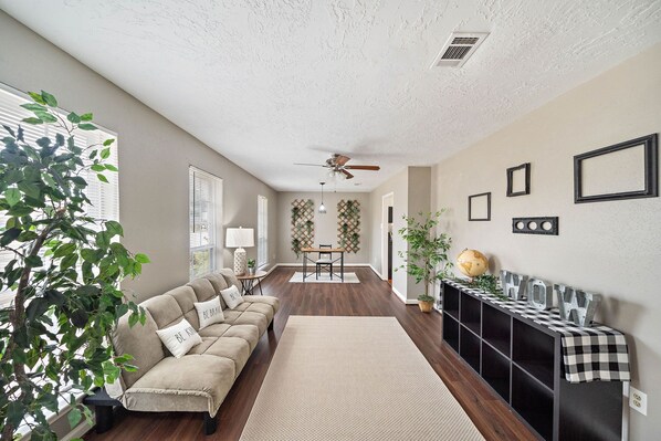 TV connectée, cheminée, espaces bureaux