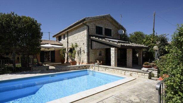 A stone house with a swimming pool, outdoor seating, and potted plants. - Karrua House cottage with pool in Modica (Modica)