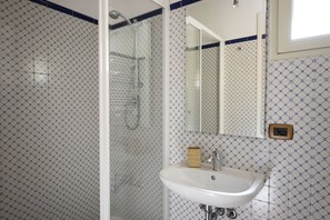 Dusche, Haartrockner, Bidet, Handtücher