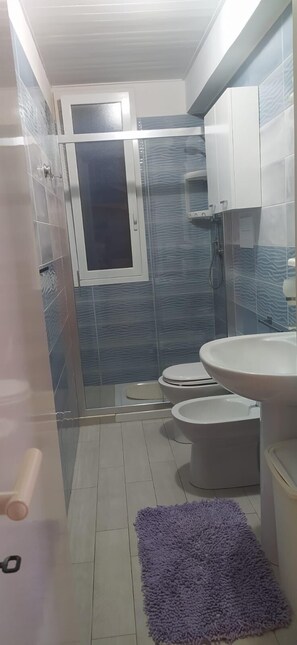 Doccia, asciugacapelli, bidet, asciugamani