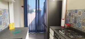 Een koelkast, een oven, een kookplaat, een vaatwasser