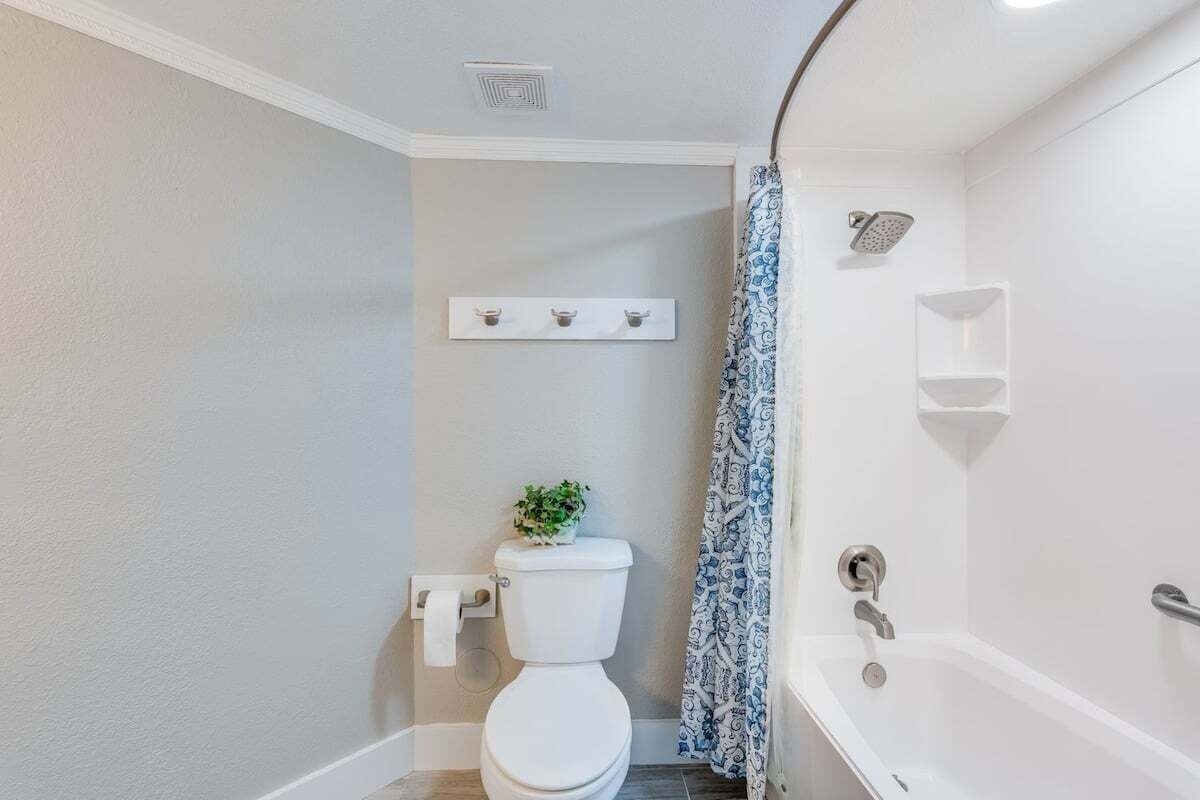 Un baño con inodoro, ducha y bañera.