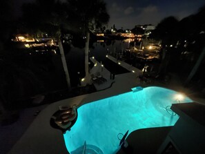Utomhuspool och uppvärmd pool