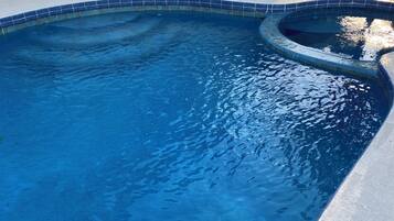 Una piscina al aire libre, una piscina climatizada