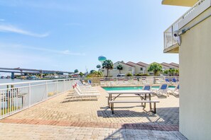 Outdoor dining - Bayfront Okaloosa Island Condo w/ Beach Boardwalk! (Fort Walton Beach)