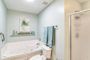 Hair dryer, towels - Bayfront Okaloosa Island Condo w/ Beach Boardwalk! (Fort Walton Beach)