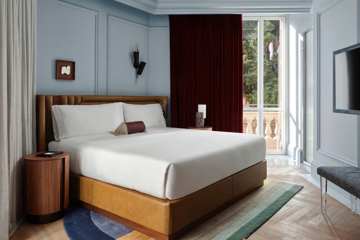 Room, 1 King Bed, Balcony, Corner | Hypo-allergenic bedding, minibar, in-room safe, desk