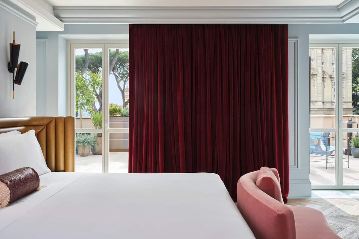 Suite, 1 King Bed, Non Smoking, Terrace | Hypo-allergenic bedding, minibar, in-room safe, desk