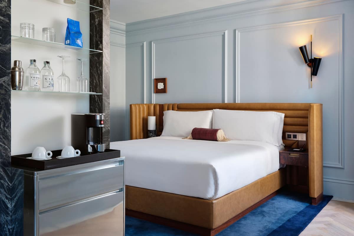 Room, 1 King Bed (View, Urban) | Hypo-allergenic bedding, minibar, in-room safe, desk