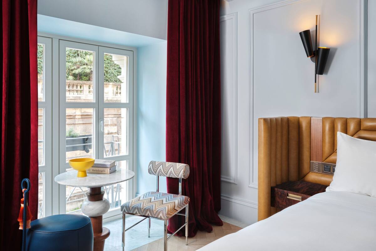 Premier Room, 1 Katil Raja (King), Balcony | Peralatan tempat tidur hipoalergenik, bar mini, peti besi dalam bilik 