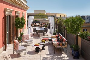 Suite, 1 dormitori, no fumadors, terrassa | 1 dormitori, roba de llit hipoal·lergògena i minibar 