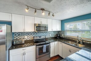 Fridge, microwave, oven, stovetop - Private Hot Tub near Univ of Tampa; Nestled in Downtown (Tampa)