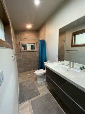 Duschwanne, Haartrockner, Handtücher, Seife