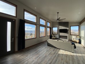 Smart-TV, Kamin, DVD-Player