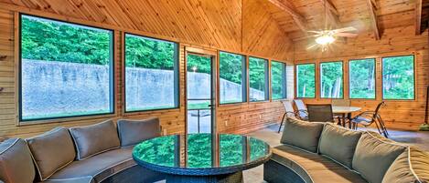 テレビ、DVD プレーヤー、テーブルサッカー台