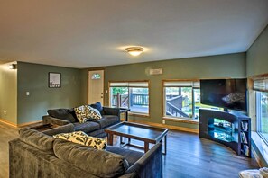 Televisión, reproductor de DVD y futbolito