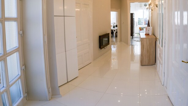 A spacious hallway with white walls, a tiled floor, and a door leading to a room. - Luxury in downtown Debrecen (Debrecen)