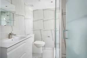 Deluxe Room, 1 Queen Bed | Bathroom | Designer toiletries, hair dryer, towels, soap