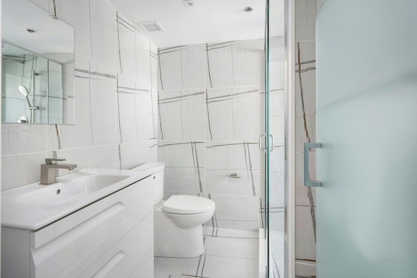 Deluxe Room, 1 Queen Bed | Bathroom